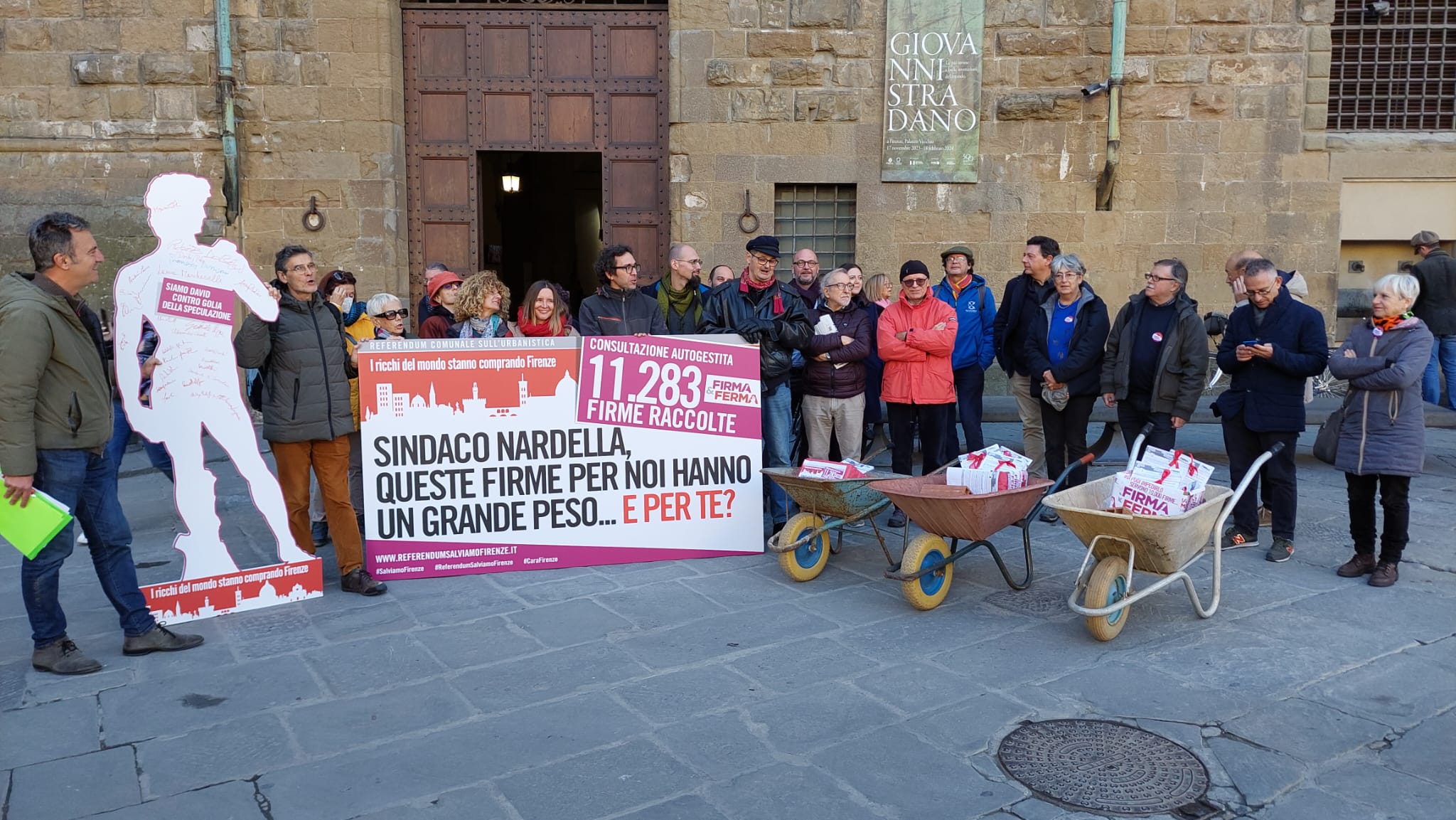 ROBERTO DE BLASI CAPOGRUPPO M5S INSIEME AGLI ATTIVISTI DI FIRENZE: "Al fianco del Comitato anche oggi, in piazza della Signoria, per consegnare oltre 11.000 sottoscrizioni"